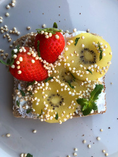 Una foto de Tostada frutal