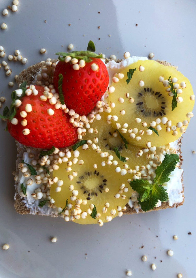 Una foto de Tostada frutal