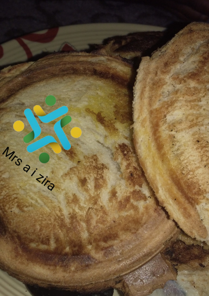 A picture of Toasted bread using manual toaster.