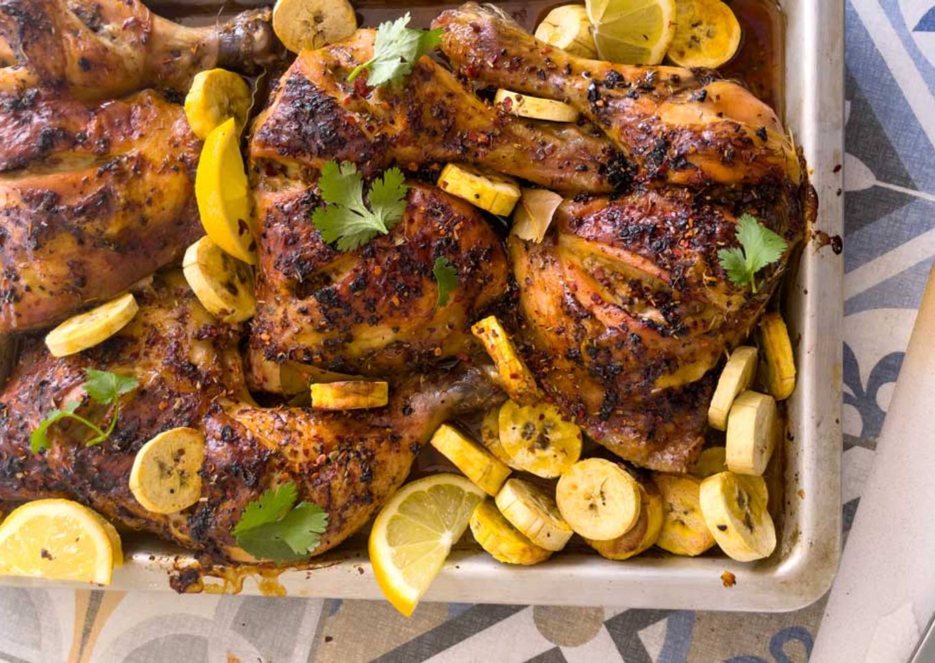 Pollo al horno con plátanos verdes fritos