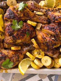 Una foto de Pollo al horno con plátanos verdes fritos