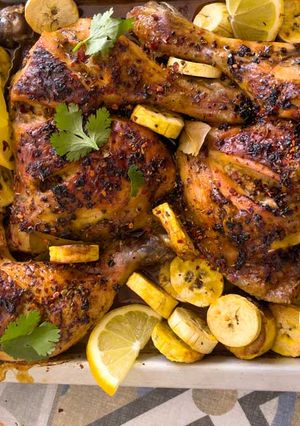 Foto principal de Pollo al horno con plátanos verdes fritos