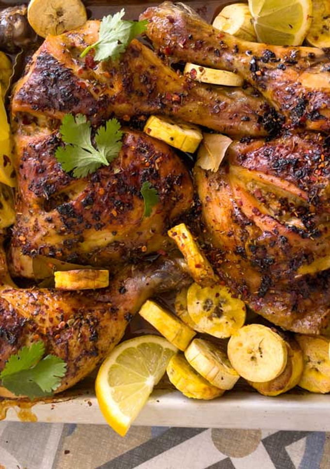 Una foto de Pollo al horno con plátanos verdes fritos