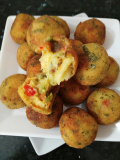 Una foto de Bolas de queso con verduras y curry