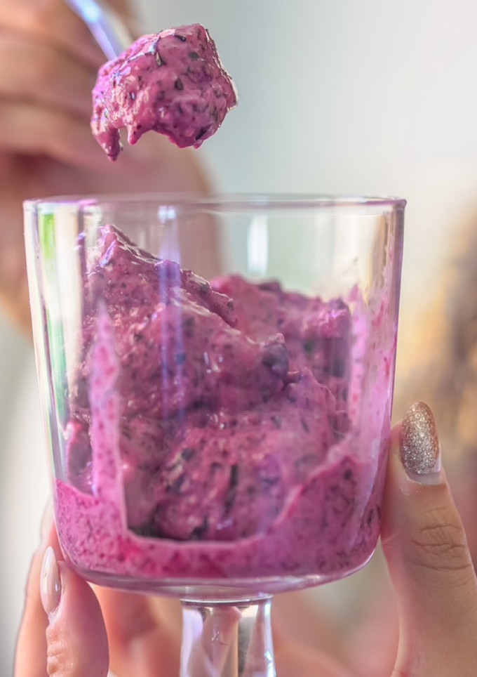 Una foto de Helado de arándanos 3 ingredientes