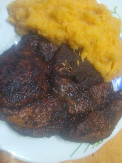 Una foto de Chuletas a la vinagreta con puré mixto cremoso