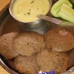 A picture of Ragi Semolina Idli.