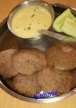 A picture of Ragi Semolina Idli.