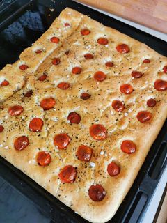 O poză a rețetei Foccacia cu roșii cherry.