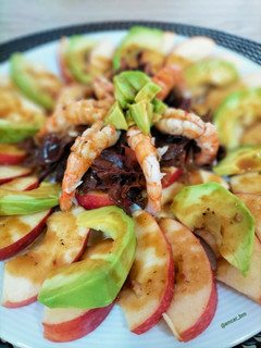 Una foto de Ensalada de manzana y aguacate con alga dulce y gamba roja