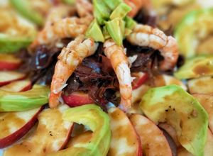 Una foto de Ensalada de manzana y aguacate con alga dulce y gamba roja