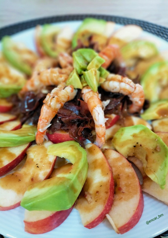 Una foto de Ensalada de manzana y aguacate con alga dulce y gamba roja