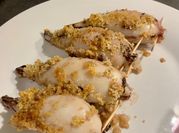 Una foto di calamari al forno ripieno