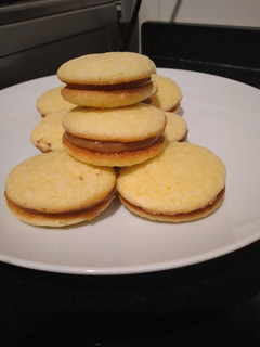 Una foto de Alfajores de coco y dulce de leche