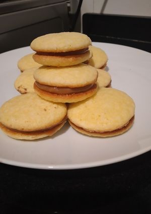 Una foto de Alfajores de coco y dulce de leche