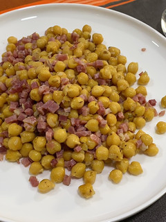 Una foto de Garbanzos con jamón (cocina exprés)