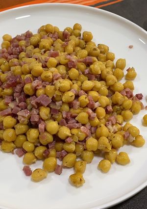 Una foto de Garbanzos con jamón (cocina exprés)