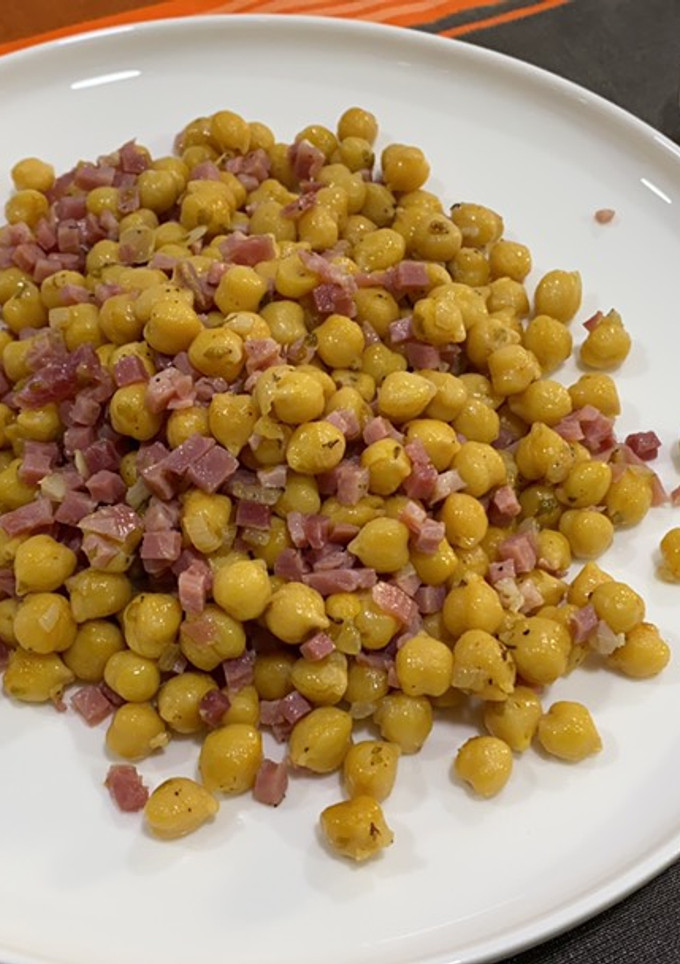 Una foto de Garbanzos con jamón (cocina exprés)