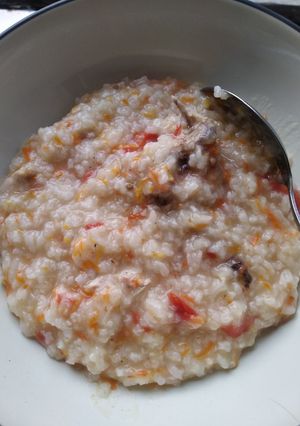 Foto resep Rice Cooker Chicken Porridge with 🍅 and 🥕