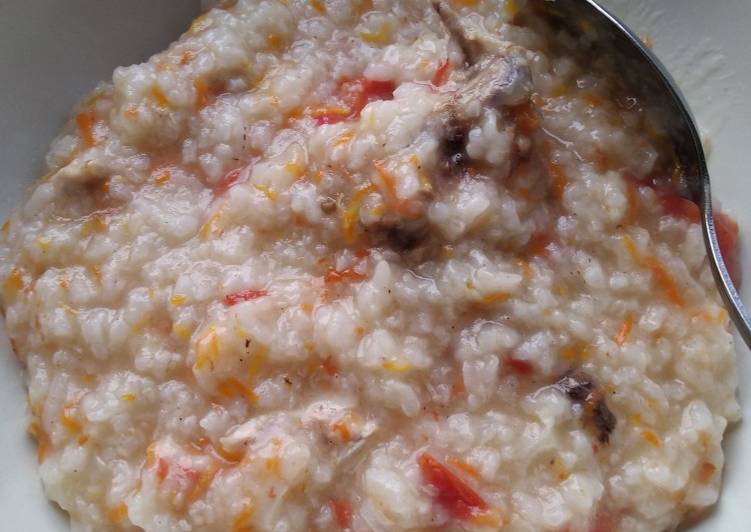 Cara Menyiapkan Rice Cooker Chicken Porridge with 🍅 and 🥕 Untuk Pemula!