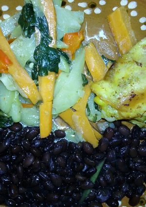 Una foto de Pollo frito con tiritas de vegetales a la Mario, s