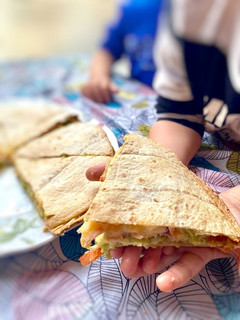 Una foto de Quesadilla de salmón y aguacate 🐟 🥑
