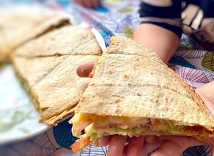 Foto principal de Quesadilla de salmón y aguacate  🐟 🥑