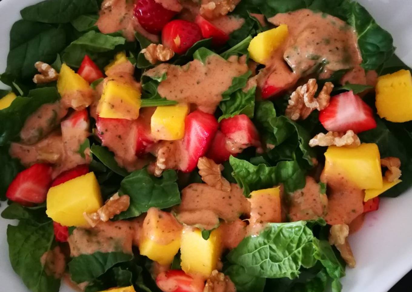 Ensalada de espinacas con mango y fresas