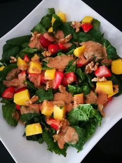 Una foto de Ensalada de espinacas con mango y fresas