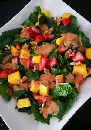 Foto principal de Ensalada de espinacas con mango y fresas