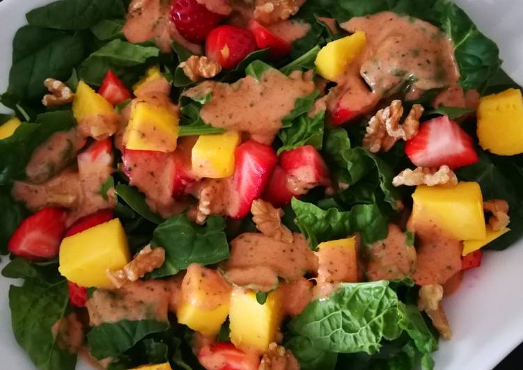 Ensalada de espinacas con mango y fresas