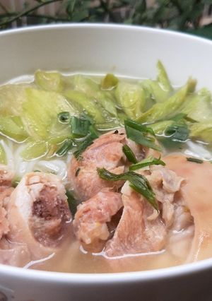 Hình của món Bún giò heo.