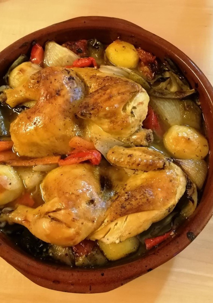 Una foto de Pollo a la cazuela