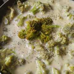 Brócoli con queso cremoso🥦🧀🥛🥯🍚🍱-レシピのメイン写真