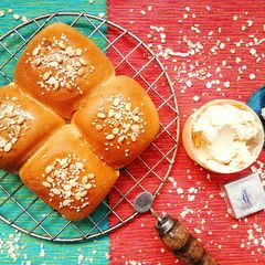 A picture of Oats Laadi Pav.