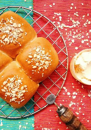 A picture of Oats Laadi Pav.