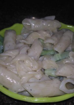 A picture of White sauce pasta.