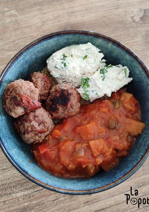 Une photo de Quinoa aux boulettes de boeuf tomates séchées, ratatouille et ricotta aux herbes