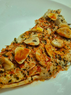 Una foto de Pescado al horno con refrito de ajos