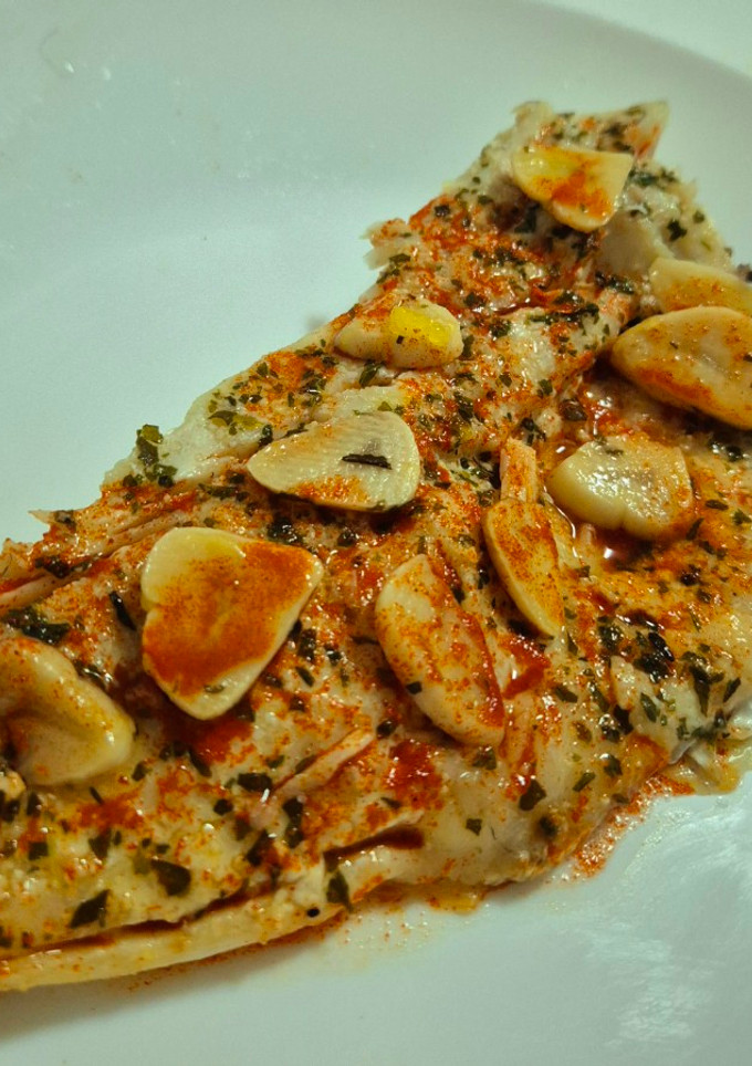 Una foto de Pescado al horno con refrito de ajos