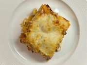 Una foto di lasagna bolognese