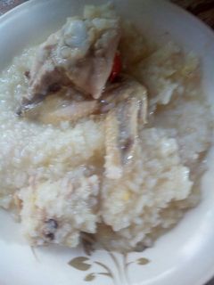 Una foto de Pollo con arroz blando