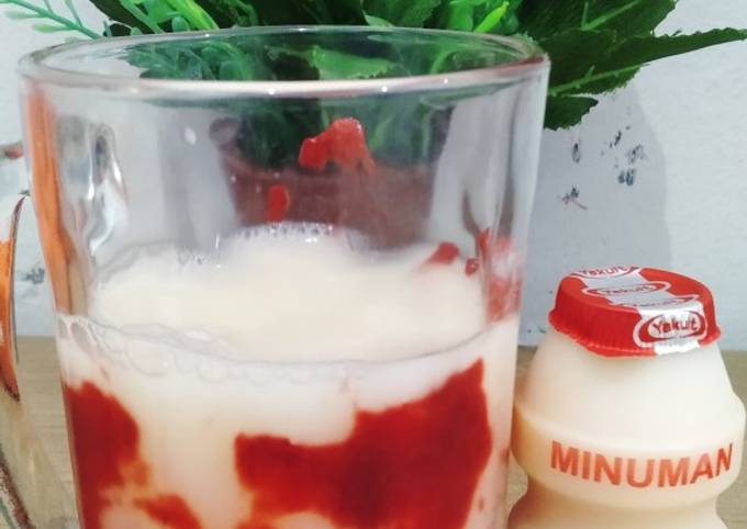 Bagaimana Menyiapkan Strawberry jam yakult drink, Bisa Manjain Lidah