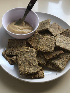 Una foto de Keto - Galletitas saladas y pasta de berenjenas