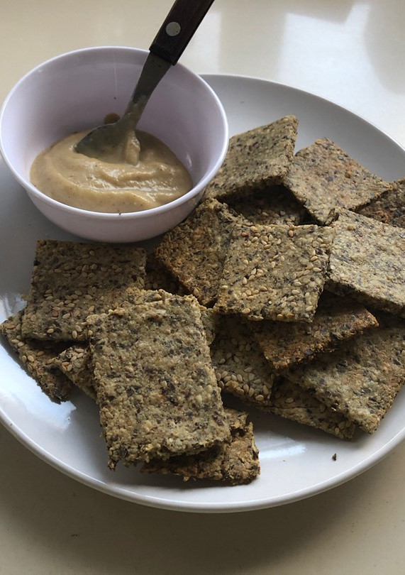 Una foto de Keto - Galletitas saladas y pasta de berenjenas