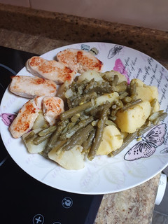 Una foto de Judías verdes salteadas con patatas y pollo marinado