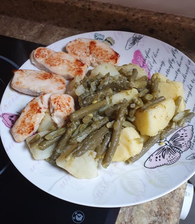 Foto principal de Judías verdes salteadas con patatas y pollo marinado