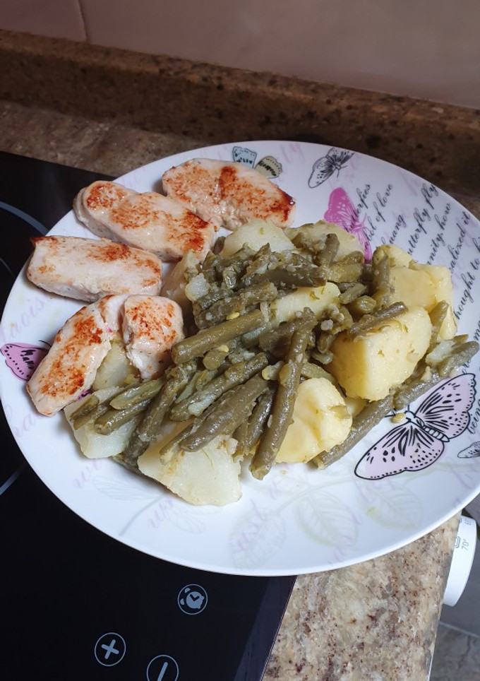 Una foto de Judías verdes salteadas con patatas y pollo marinado