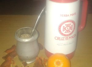 Una foto de Mate con cáscaras de mandarina desecadas