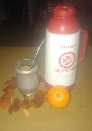 Una foto de Mate con cáscaras de mandarina desecadas